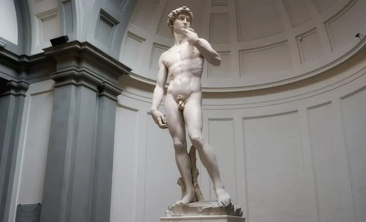 estatua de home espido e aumento do pene